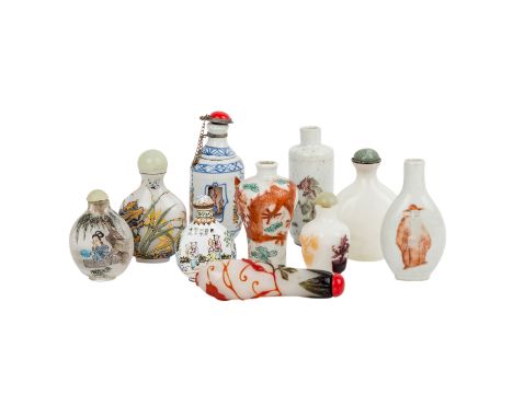 Zehn snuff bottles. CHINA, 19./20. Jh.. Aus Porzellan, Glas, Überfangglas, Email auf Kupfer, mit Hinterglasmalerei und Jade, 
