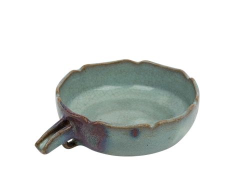 Schale aus Keramik im Song-Stil. CHINA, 20. Jh., seladonfarben mit violett-bläulichen Einschmelzungen, krakelierte Glasur, D.