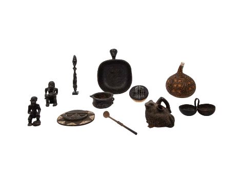 Konvolut: 11 Sammlerobjekte. AFRIKA: 1.) Figurenkanne aus Keramik in Form einer Kröte, H. 18 cm. 2.) 3 Skulpturen aus Holz, H