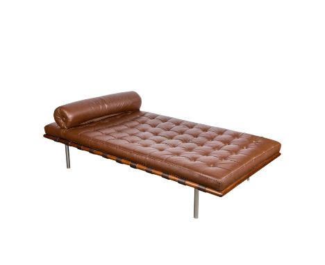 MIES VAN DER ROHE, LUDWIG (NACH) "Daybed Barcelona" Stahlrohrbeine mit polierter Edelstahloberfläche, Holzrahmen, lackiert mi