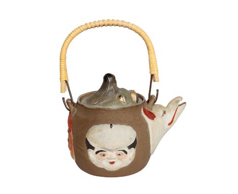 Exzellente Teekanne mit Porzellangesichtern. JAPAN, Meiji-Zeit (1868-1912). Der braune Gefäßkörper ist umlaufend mit 3 einges