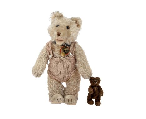 STEIFF Teddy-Baby und Miniatur -Teddy, um 1950. Teddy-Baby aus dem Jahre 1949: Knopf nicht mehr vorhanden, Lederhalsband mit 