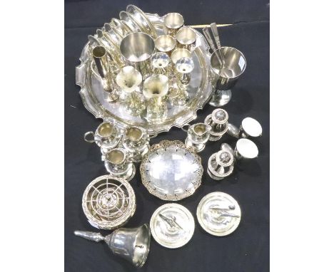 Collection of mixed silver plated ware (33). P&amp;P Group 2 (£18+VAT for the first lot and £3+VAT for subsequent lots)