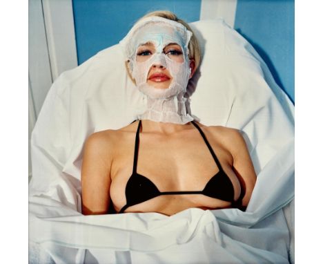 Rheims, Bettina: (1952 Neuville-sur-Seine). "Karen Mulder with a very small Chanel bra". C-Print, verso sig. u. dat. "Paris j