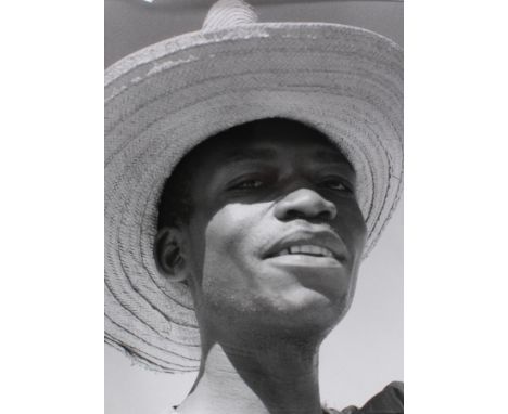 Ertl, Hans: (1908 München - Chiquitania 2000) zugeschrieben. Portrait eines Afrikaners mit geflochtenem Sonnenhut. Photograph