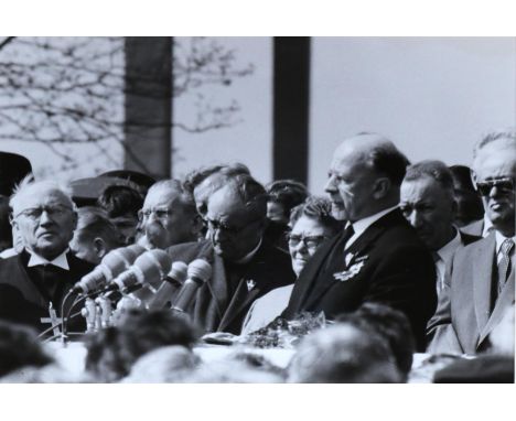 Einweihung: der Mahn- und Gedenkstätte Sachsenhausen 1961. O.O.u.Vlg. (wohl Ost-Berlin 1961). 4°. Mit 10 Photos, alle unter P