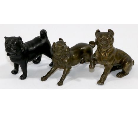Bulldoggen.: 3 Kleinbronzen. Ca. ab 1920. Hell u. dunkel patiniert. 4,5 x 6,5 cm, 5,5 x 5,5 cm u. 5 x 5,5 cm.   R