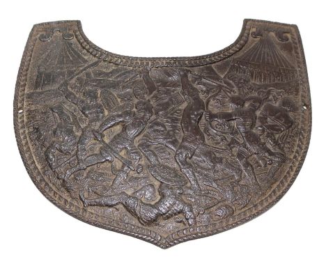 Brustplatte Harnisch: wohl 17.Jh. Schildförmige Eisenplatte mit Schlachtenszene, 24 x 21 cm.   D
