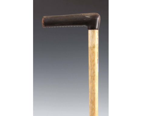 AN EARLY 19th CENTURY WHALEBONE WALKING CANE having a fluted and chamfered stick with horn handle 81cm overall