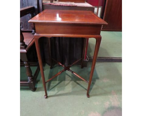 An Edwardian crossbanded mahogany lamp table on pad foot cabriole legs joined by a turned 'x' stretcher, 72cm x 46cm x 46cm