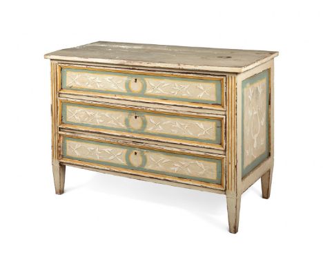 Italian commode, ca. 1800.In polychrome wood.In need of restoration. It has notable damage.Measurements: 83 x 113 x 52 cm.Che