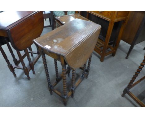 A small oak bobbin turned single drawer gateleg table 