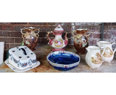 SHELF WITH VINTAGE CHEESE DISH, 2 JUGS BY ALFRED MEAKIN, BLUE BOWL A/F, 2 FAMILY VASES, A PAINTED GOLD WATER JUG