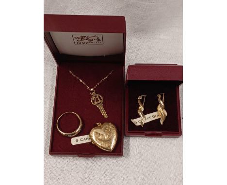 9ct FRONT &amp; BACK HEART, 9ct 5 STONE SET RING &amp; A 9ct GOLD KEY PENDANT &amp; CHAIN WITH A PAIR OF UNMARKED EARRINGS, 7