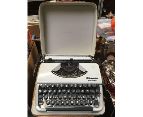 PORTABLE TYPEWRITER, OLYMPIA, SPLENDID 66 IN ZIP CARRYCASE