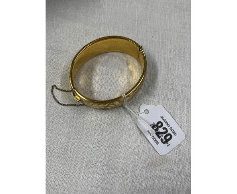 A WIDE GOLD PLATED HINGED BANGLE