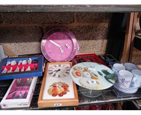 SHELF WITH A PINK CLOCK, BOXED SPOONS, 4 COFFEE MUGS &amp; SAUCERS, TABLE SETTING FOR 1 &amp; OTHER METALWARE