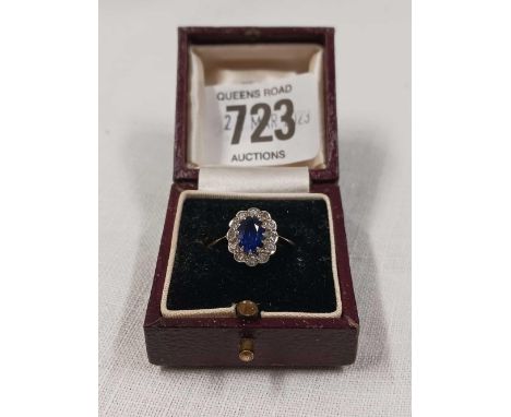 AN OVAL SAPPHIRE &amp; DIAMOND CLUSTER RING SET IN 9ct GOLD, SIZE 'O'