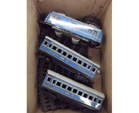 An unidentified tinplate electric engine, 2 coaches and track of German origin plus track, one set of wheels missing, (F.G.)