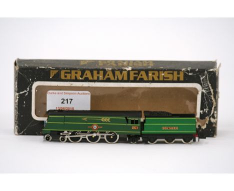 A Graham Farish NE5, GA "N" gauge 4-6-2 engine and tender, "Channel Packet", SR green, "Golden Arrow", appears unrun despite 