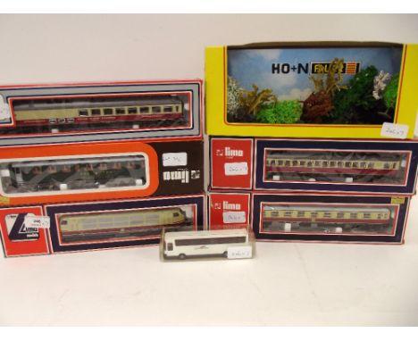 A Lima HO scale Co-Co electric engine with pantographs, DB cream/maroon 103.110.3; 4 continental coaches; 2 DB TEE Speisewage