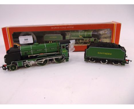 A Hornby R380 4-4-0 engine and tender, "Stowe", lined green 928 Southern, with instructions, syringe and smoke oil, (B.N.M.)