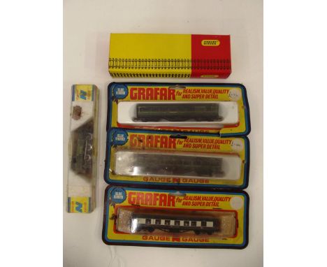 A Graham Farish "N" gauge 0-6-0 tank engine, Southen 2579, possible damage by foam packing, 2 Southern coaches and a Pullman 