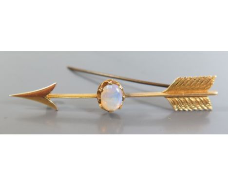 A Gold and Opal Brooch in the form of an arrow, 6,5cm, 5.8g 