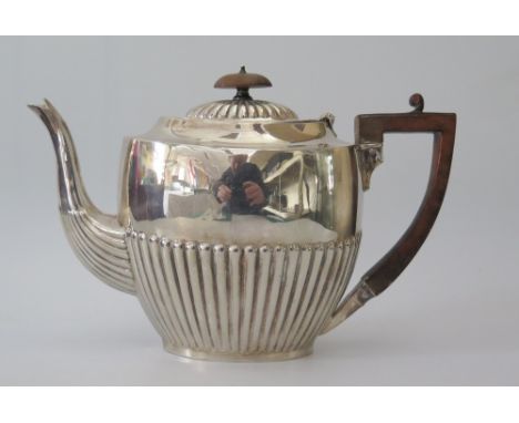 A Victorian Silver Teapot with fluted decoration, London 1892, 548g 