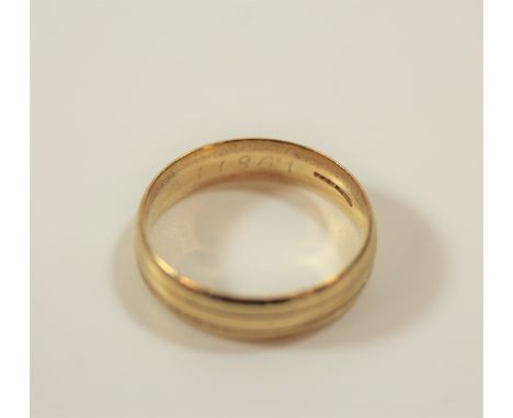 A 9 carat yellow gold wedding ring 
