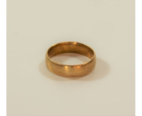 An 18 carat gold wedding ring 