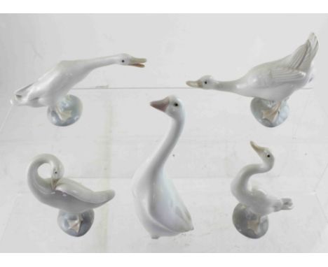 A gaggle of Lladró and Nao geese in various poses, including one stood up with neck held high, height 19cm (5).