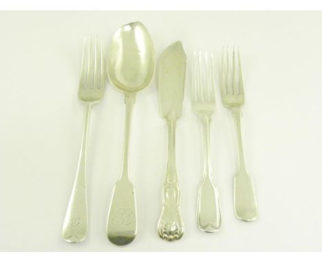 A GEORGE IV SILVER BUTTER KNIFE, KING'S PATTERN, LONDON 1828, A SILVER TABLESPOON, TABLE FORK AND TWO DESSERT FORKS, 9OZS 10D