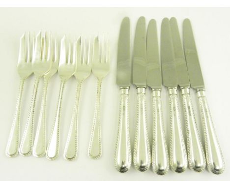 A SET OF SIX ELIZABETH II SILVER CAKE FORKS AND A MATCHING SET OF SIX SILVER HAFTED TEA KNIVES, SHEFFIELD 1987 AND 1992, 6OZS