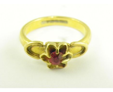 A SYNTHETIC RUBY RING IN 22CT GOLD, ADAPTED, 5.3G