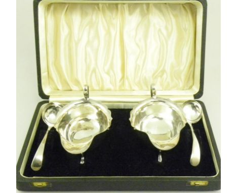 A PAIR OF GEORGE VI SILVER SAUCE BOATS AND LADLES, SHEFFIELD 1940, CASED, 8OZS