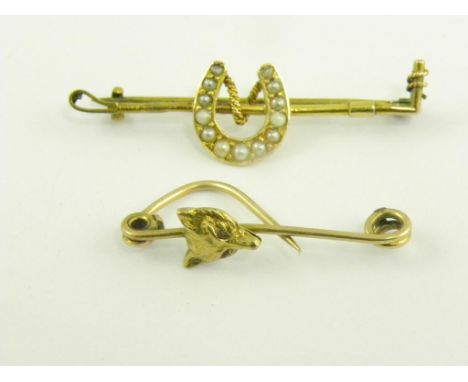 A SPLIT PEARL AND GOLD HORSESHOE AND WHIP BROOCH AND A GOLD FOX PIN, 4.8G