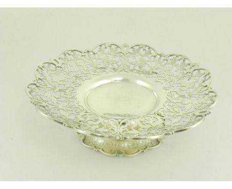 A GEORGE V SILVER SAW PIERCED FRUIT STAND, SHEFFIELD 1930, 12OZS 