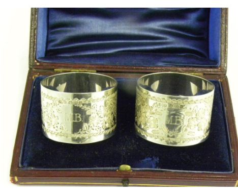 A PAIR OF EDWARD VII SILVER NAPKIN RINGS, SHEFFIELD 1902, CASED, 1OZ 10DWTS