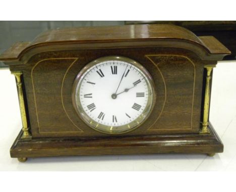 A MAHOGANY MANTLE CLOCK WITH BRASS PILLARS AND FRENCH TIMEPIECE, EARLY 20TH CENTURY