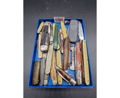 A collection of vintage penknives and similar.&nbsp; 