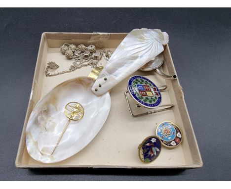 A mixed lot, to include an enamel coin menu holder; and a Chinese gilt or yellow metal stick pin.&nbsp;&nbsp; 