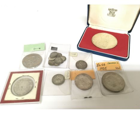 A collection of Quality British Coinage Victorian crowns and half crowns with very good definition and a Silver Jubilee Comme