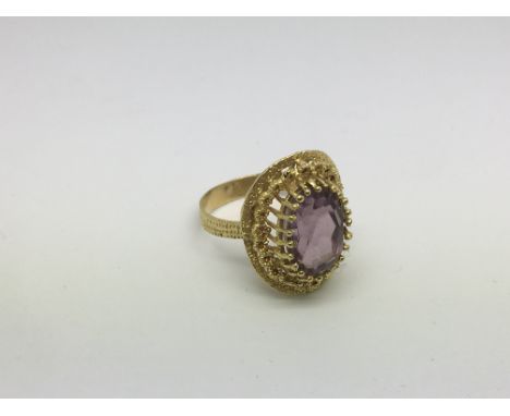 An 18ct gold ring set with an amethyst type stone, approx 7g and approx size Q.