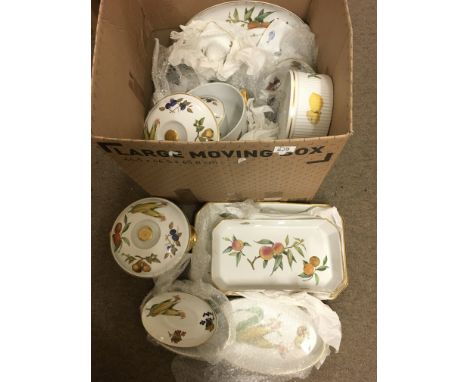 A quantity of Worcester 'Evesham' pattern dinnerware