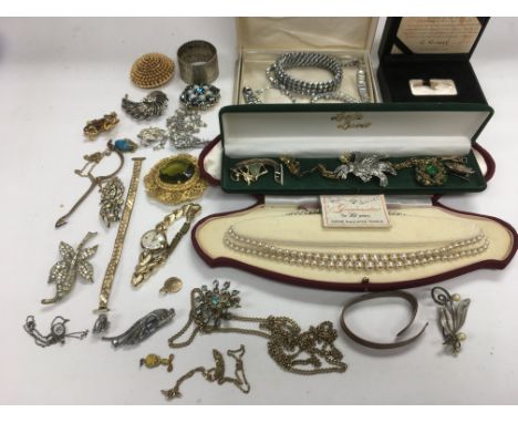 A collection of costume jewellery including diamonte set items, various brooches, silver ingot etc.