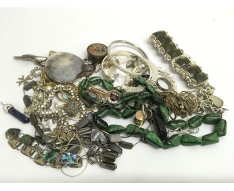 A small quantity of jewellery including silver