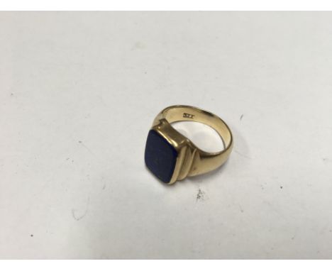 A heavy 18ct gold and lapis lazuli set gents ring, 8.6g.