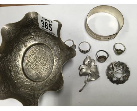 A small Indian white metal bowl, silver and guilloche enamel compact various silver jewellery items