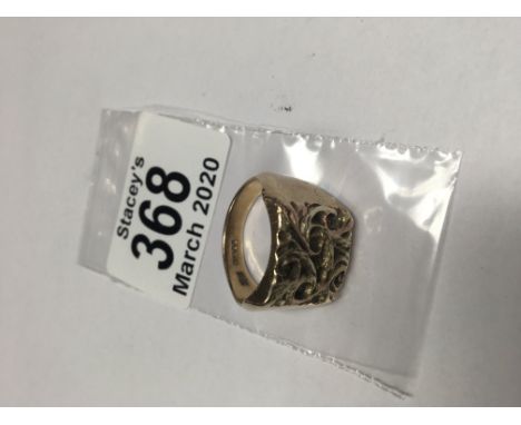 A heavy quality 9ct gold gents ring. 15.1g.